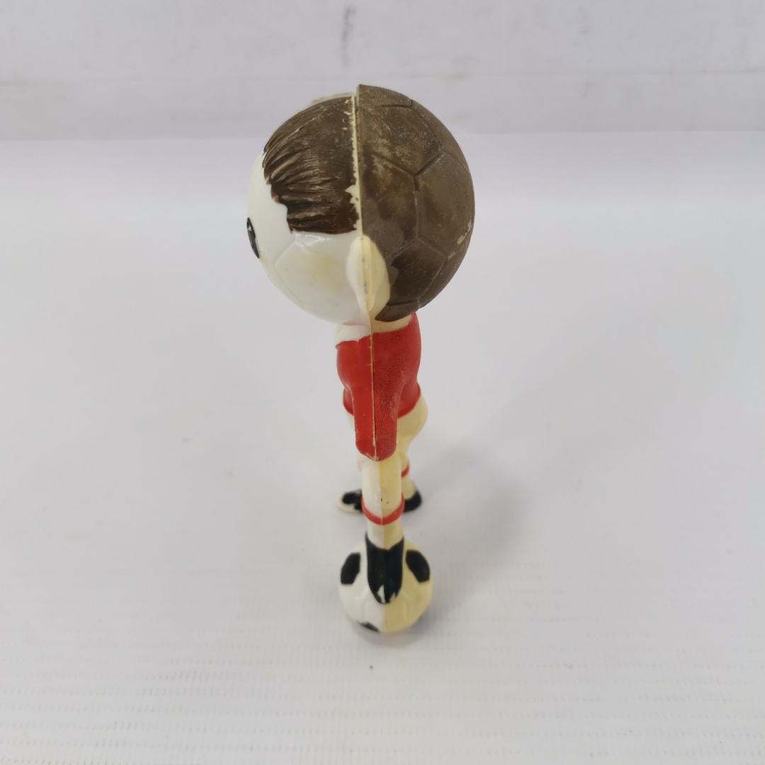 Статуэтка "Футболист", пластик, высота 11 см, трещины на голове. Картинка 14